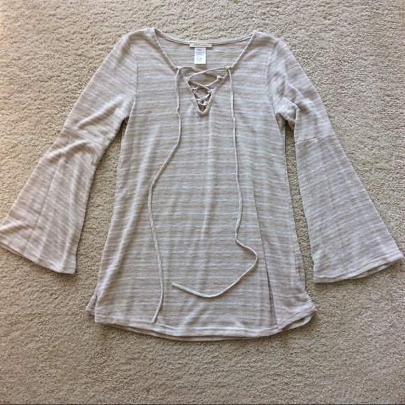 1 MED Lace Up Front Lightweight Top - Picture 5 of 6